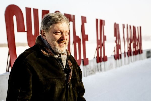 Ứng viên tranh chức Tổng thống Nga từ đảng Yabloko Grigory Yavlinsky bên dòng chữ Hạnh phúc không xa xôi” trên Đường Bờ sông Kama ở Perm - Sputnik Việt Nam