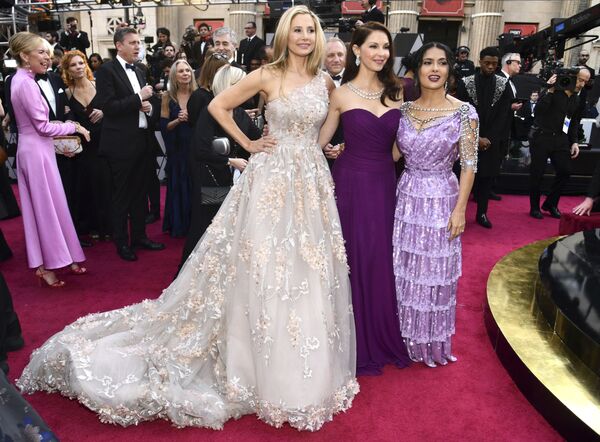 Các diễn viên Mira Sorvino, Ashley Judd và Salma Hayek trên thảm đỏ Oscar-2018 - Sputnik Việt Nam