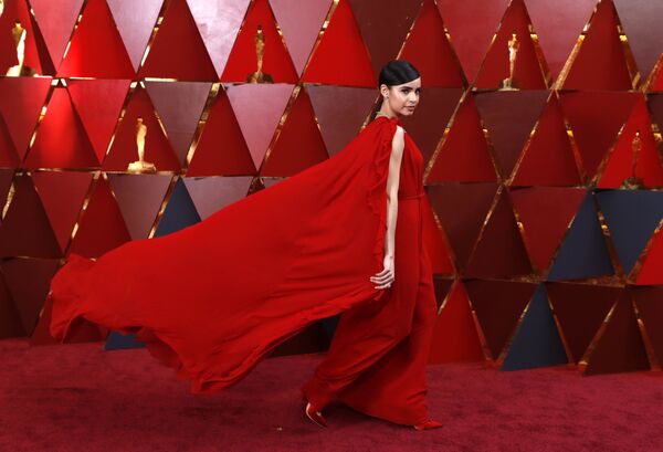 Nữ diễn viên Sofia Carson trên thảm đỏ lễ trao giải Oscar-2018 - Sputnik Việt Nam