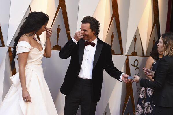 Người mẫu thời trang Camila Alves và diễn viên Matthew McConaughey trên thảm đỏ Oscar-2018 - Sputnik Việt Nam