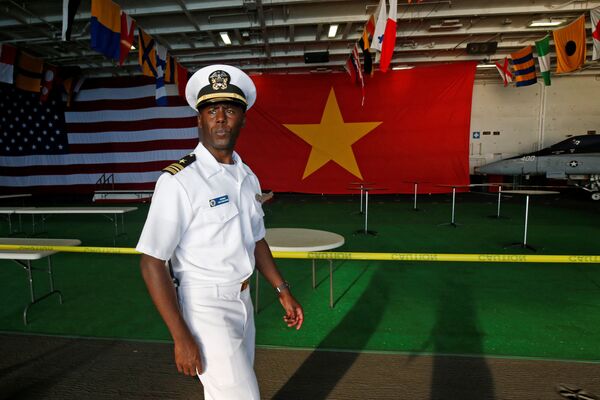 Thủy thủ trên boong tàu sân bay Hải quân Hoa Kỳ Carl Vinson tại cảng Đà Nẵng, Việt Nam - Sputnik Việt Nam
