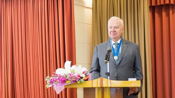 Đại sứ Nga tại Việt Nam Konstantin Vnukov phát biểu tại buổi lễ.  - Sputnik Việt Nam