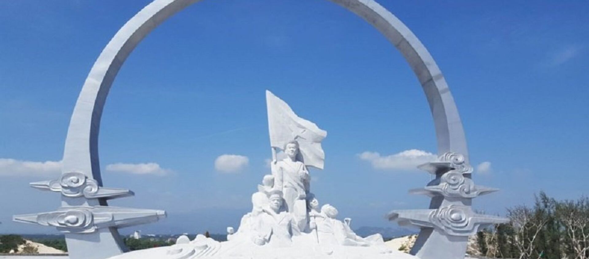 Cụm tượng đài mang biểu tượng vòng tròn bất tử - trái tim của Khu tưởng niệm chiến sĩ Gạc Ma. - Sputnik Việt Nam, 1920, 13.03.2018