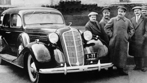 ZIS-101 là xe hơi bảy chỗ đầu tiên được Liên Xô sản xuất tại nhà máy ô tô mang tên Stalin (Moskva) từ  năm 1937 đến  năm 1941 - Sputnik Việt Nam