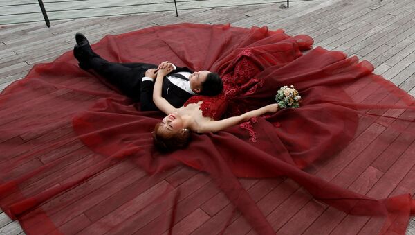 Жених и невеста позируют фотографу лежа на причале во вьетнамском городе Дананг - Sputnik Việt Nam