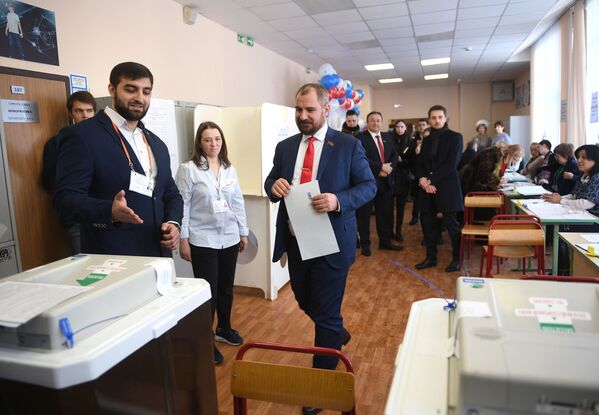 Ứng cử viên Tổng thống Nga của đảng Những người cộng sản Nga Maxim Suraykin bỏ phiếu trong cuộc bầu cử tổng thống Nga - Sputnik Việt Nam