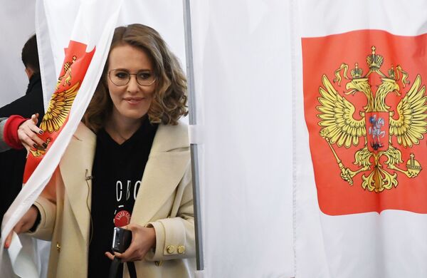 Ứng cử viên tổng thống Nga từ đảng Sáng kiến Dân sự Ksenia Sobchak bỏ phiếu trong cuộc bầu cử tổng thống Nga - Sputnik Việt Nam