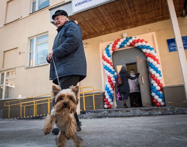 Người đàn ông với chú chó tại điểm bỏ phiếu ở Matxcơva - Sputnik Việt Nam