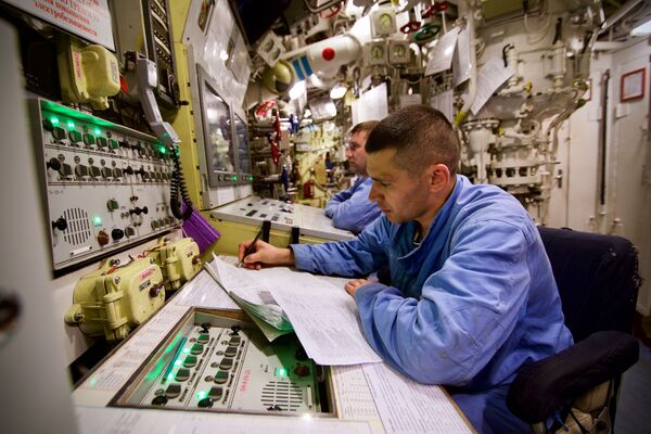 Thành viên thủy thủ đoàn tàu ngầm diesel-điện dự án 636.3 Novorossiysk tại bảng điều khiển vũ khí - Sputnik Việt Nam