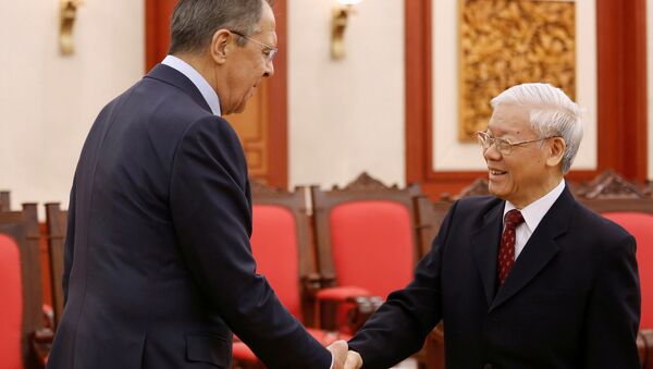 Ngoại trưởng Nga Sergei Lavrov bắt tay Tổng Bí thư Đảng Cộng sản Việt Nam Nguyễn Phú Trọng trong cuộc họp tại Hà Nội - Sputnik Việt Nam