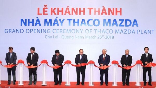 Thủ tướng Nguyễn Xuân Phúc và các đại biểu cắt băng khánh thành Nhà máy Thaco Mazda của Công ty Cổ phần ôtô Trường Hải. - Sputnik Việt Nam
