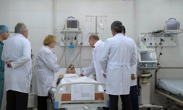 Tổng thống Nga Vladimir Putin thăm bệnh viện đang điều trị cho các nạn nhân trong vụ cháy tại trung tâm thương mại Zimnyaya vishnya, ở Kemerovo - Sputnik Việt Nam