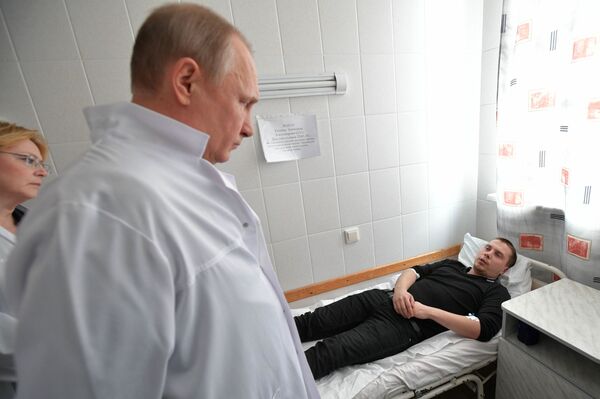 Tổng thống Nga Vladimir Putin thăm bệnh viện đang điều trị cho các nạn nhân trong vụ cháy tại trung tâm thương mại Zimnyaya vishnya, ở Kemerovo - Sputnik Việt Nam