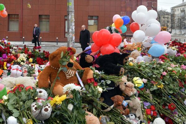Tổng thống Nga Vladimir Putin đặt hoa tại nơi tưởng niệm tự phát tại trung tâm thương mại Zimnyaya vishnya, Kemerovo, nơi xẩy ra trận hỏa hoạn - Sputnik Việt Nam