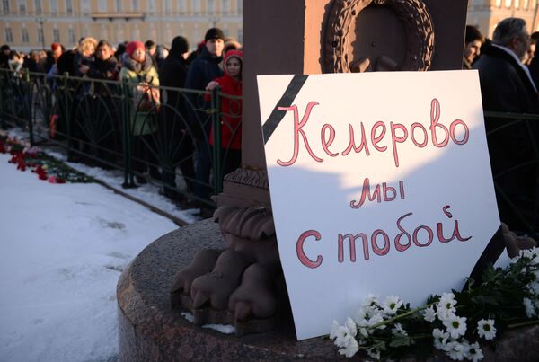 Hành động trên Quảng trường Cung điện tại St. Petersburg tưởng niệm những người thiệt mạng trong trung tâm thương mại- giải trí Zimnyaya vishnya ở Kemerovo. - Sputnik Việt Nam