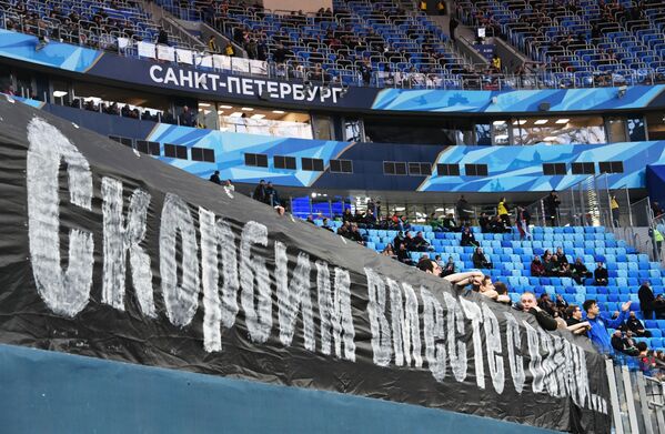 Băng khẩu hiệu tưởng nhớ những người thiệt mạng trong vụ cháy trung tâm thương mại- giải trí Zimnyaya vishnya ở Kemerovo trên khán đài sân vận động St. Petersburg trước trận đấu giao hữu giữa hai đội tuyển quốc gia Nga và Pháp. - Sputnik Việt Nam