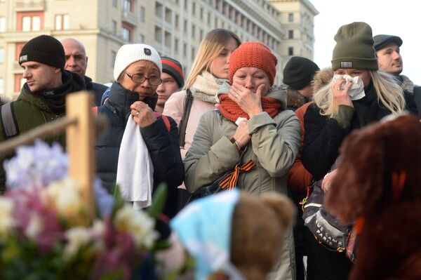 Người dân thủ đô tại đài tưởng niệm trên Quảng trường Manezhnaya ở Moskva tưởng nhớ những người thiệt mạng trong trong vụ cháy trung tâm thương mại Zimnyaya vishnya ở Kemerovo. - Sputnik Việt Nam