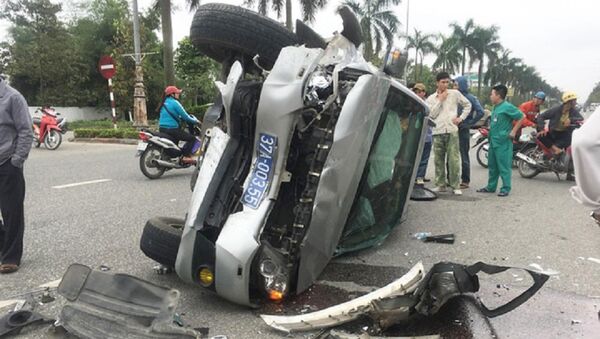 Chiếc xe biển xanh bị lật giữa đường sau vụ tai nạn - Sputnik Việt Nam
