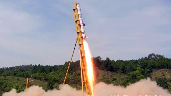 Mẫu tên lửa thử nghiệm TV-01 khởi động trên bệ phóng - Sputnik Việt Nam