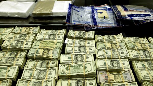 Cocaine và tiền bị FBI thu giữ trong một cuộc điều tra của một vụ án ma túy có trụ sở tại Mexico được trưng bày trong tại cuộc họp báo tại tòa nhà Liên bang Dirksen ngày Thứ Hai 13 tháng 12, 2004, ở Chicago - Sputnik Việt Nam