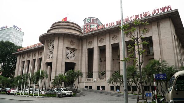 Việt Nam: Lãi suất thấp nhưng dân vẫn ồ ạt đem tiền đổ vào ngân hàng