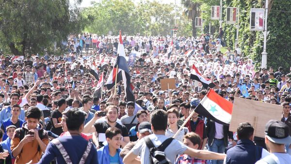 Hơn 50 ngàn thanh thiếu niên Syria đã dự cuộc mít tinh hôm thứ Hai, được tổ chức bởi Liên đoàn thanh niên cách mạng Syria. - Sputnik Việt Nam