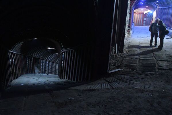 Lối vào bệnh viện thông qua đường hầm ngầm, đáng ngạc nhiên về quy mô của nó - trên trần có ánh sáng chiếu, chiều rộng và chiều cao của hành lang cho phép có thể lái một chiếc SUV lớn mà không gặp khó khăn cản trở. - Sputnik Việt Nam