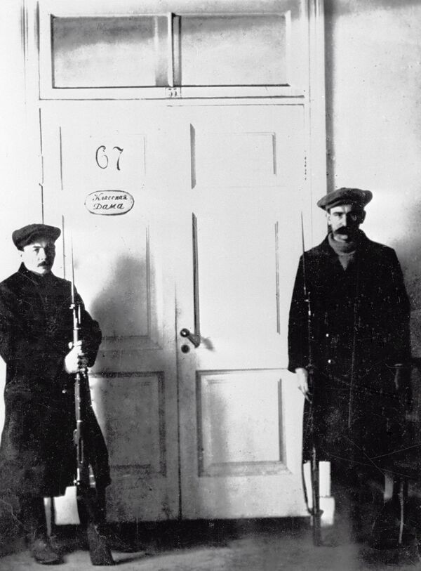 Những người lính bảo vệ phòng làm việc của Lenin ở Smolny. Petergrad. Năm 1917. - Sputnik Việt Nam