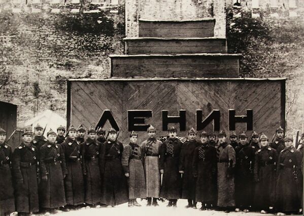 Đội vệ binh từ trường quân sự mang tên VTsIK bảo vệ lăng V. I. Lenin trong thời gian đầu và sĩ quan chỉ huy trưởng Kreml Rudolf Peterson, năm 1924. - Sputnik Việt Nam