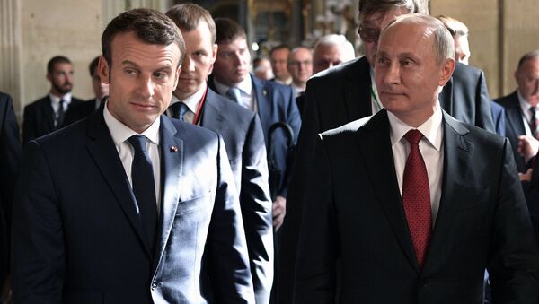 Tổng thống Nga Vladimir Putin va Tổng thống Pháp Emmanuel Macron - Sputnik Việt Nam