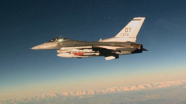 Máy bay chiến đấu Mỹ F-16C với bom B61-12 - Sputnik Việt Nam