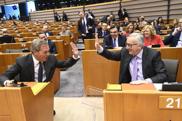 Chủ tịch Ủy ban châu Âu Jean-Claude Juncker, và Nghị sĩ Nghị viện châu Âu Nigel Farage trong phiên họp toàn thể tại Nghị viện châu Âu - Sputnik Việt Nam