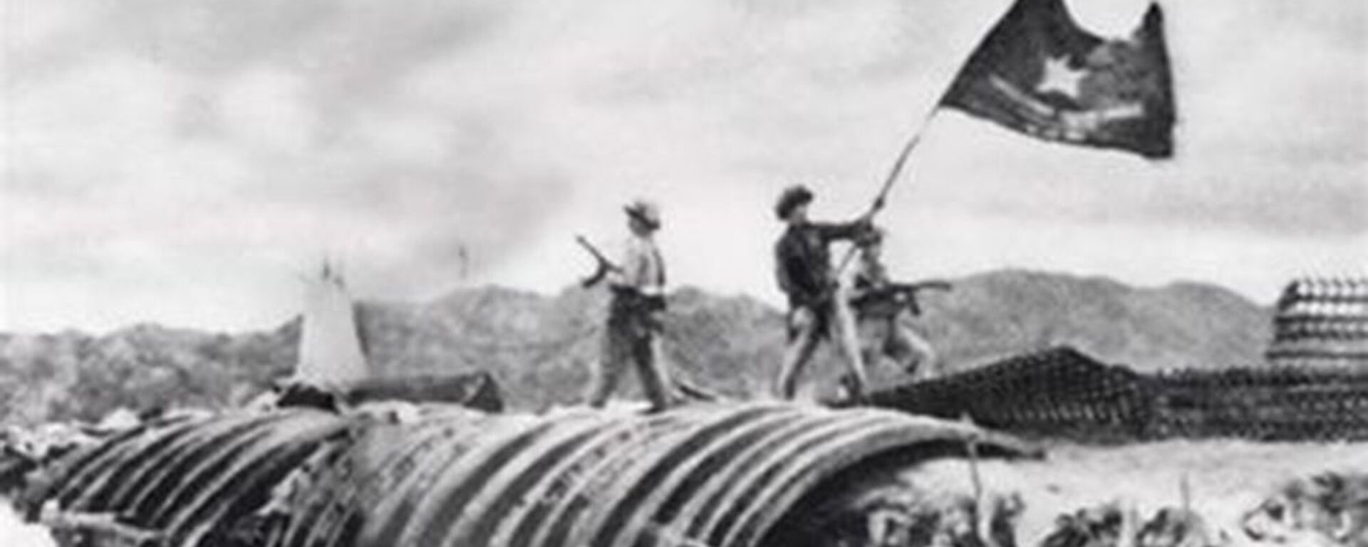 Bộ đội Việt Nam cắm cờ trên cứ điểm của Pháp. Trận Điện Biên Phủ, năm 1954 - Sputnik Việt Nam, 1920, 07.05.2018