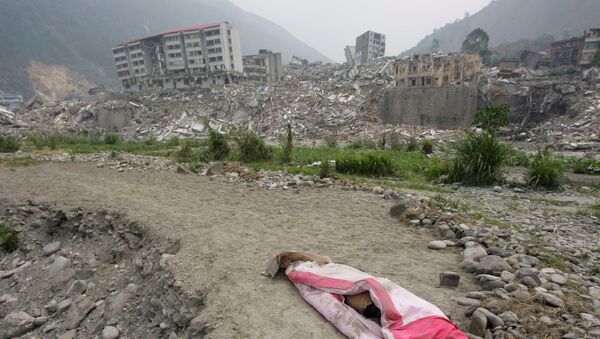 Накрытое тело в городе, разрушенном в результате Сычуаньского землетрясения 2008 года - Sputnik Việt Nam
