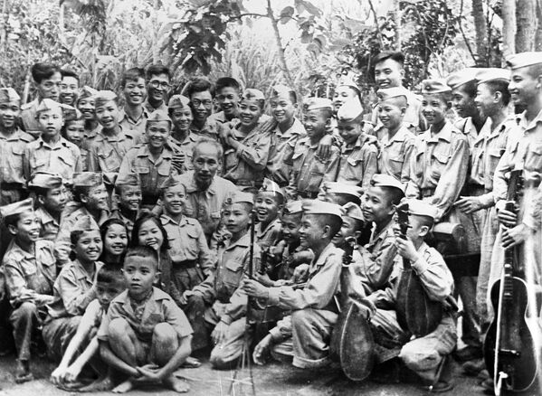 Chủ tịch nước Việt Nam DCCH Hồ Chí Minh với các thiếu sinh quân học viên trường quân sự, năm 1958 - Sputnik Việt Nam
