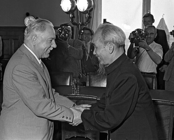 Chủ tịch Đoàn Chủ tịch Xô-viết Tối cao Liên Xô K.E. Voroshilov gặp Chủ tịch nước Việt Nam DCCH Hồ Chí Minh tại Matxcơva, năm1957 - Sputnik Việt Nam