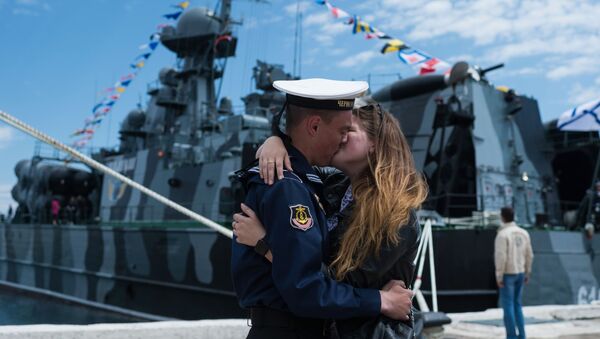 Chàng lính thủy Hạm đội Biển Đen với cô gái trong sự kiện lễ hội ở Sevastopol - Sputnik Việt Nam