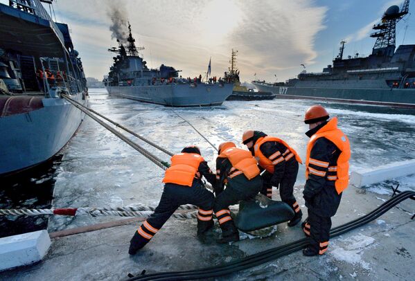 Buộc neo tàu khu trục tại cảng Vladivostok - Sputnik Việt Nam