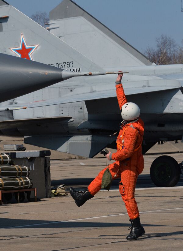 Căn cứ của không quân thuộc Hạm đội Thái Bình Dương ở Kamchatka. Chuẩn bị cho chuyến cất cánh của máy bay đánh chặn MiG-31 - Sputnik Việt Nam