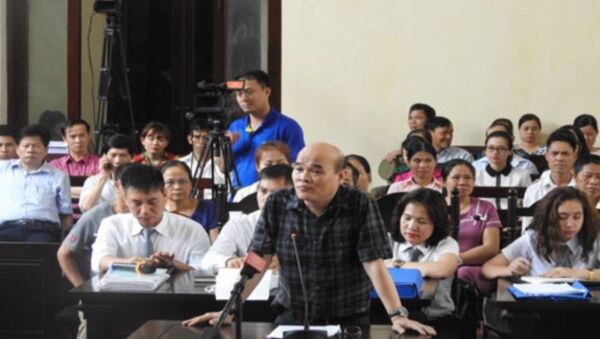 Ông Nguyễn Huy Quang, Vụ trưởng Vụ Pháp chế - Bộ Y tế, trả lời hội đồng xét xử - Sputnik Việt Nam