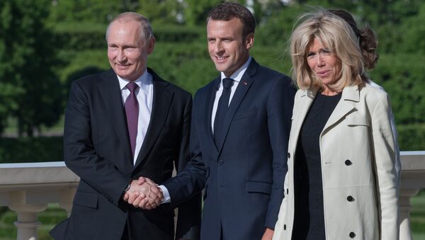 Vladimir Putin, Emmanuel Macron và Brigitte Macron - Sputnik Việt Nam