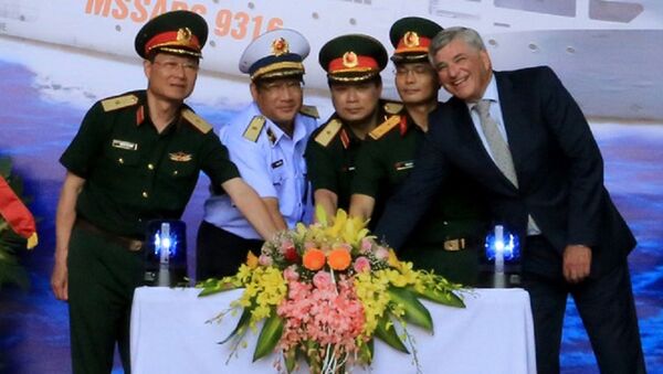 Các đại biểu cơ quan chức năng ấn nút khởi động tại lễ đặt ky - Sputnik Việt Nam
