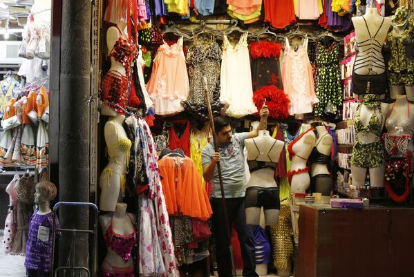 Người bán hàng rong đang bán nội y nữ ở Damascus, Syria - Sputnik Việt Nam