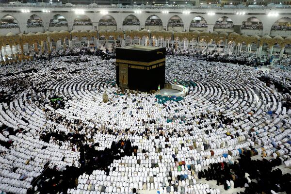 Người Hồi giáo cầu nguyện trong lễ Ramadan ở Mecca, Ả Rập Xê Út - Sputnik Việt Nam