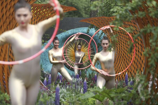 Vũ công biểu diễn trong vườn The David Harber and Savills tại cửa hàng hoa Chelsea” London - Sputnik Việt Nam
