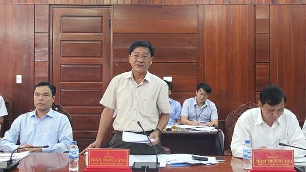 Chủ tịch UBND tỉnh Quảng Ngãi Trần Ngọc Căng (đứng) liên tục bị người dân kiện lên tòa cấp cao - Sputnik Việt Nam
