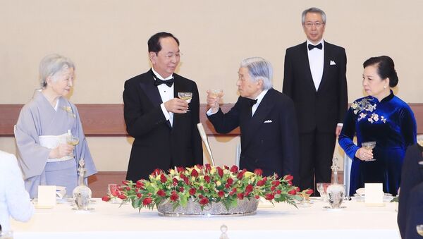 Chủ tịch nước Trần Đại Quang và Phu nhân cùng Nhà vua Nhật Bản Akihito và Hoàng hậu nâng cốc chúc mừng mối quan hệ tốt đẹp có truyền thống giữa hai nước ngày càng phát triển không ngừng. - Sputnik Việt Nam