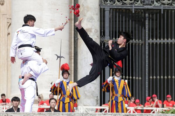 Các vận động viên Teakwondo biểu diễn trước Giáo hoàng Rome tại Quảng trường St. Peter - Sputnik Việt Nam