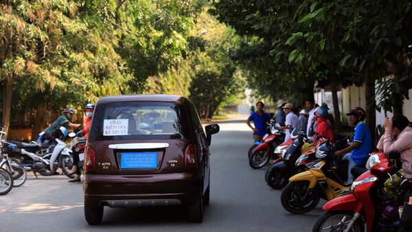 Chiếc xe lăn bánh ra con đường vắng, nhiều người dân tới xem trầm trồ trông như thật - Sputnik Việt Nam