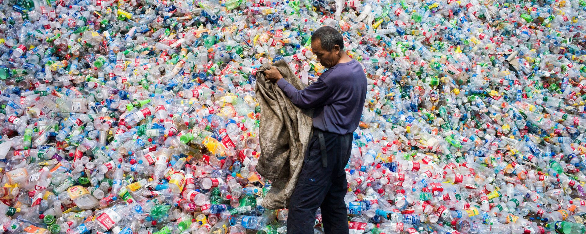 Công nhân Trung Quốc phân loại chai nhựa để tái chế ở ngoại ô Bắc Kinh - Sputnik Việt Nam, 1920, 22.10.2021